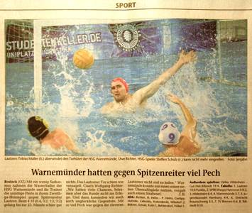 Tobias M�ller (Laatzen, schwarze Kappe) trifft